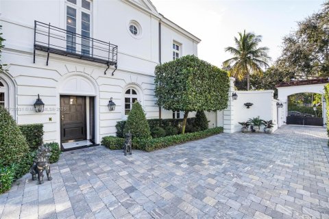 House in Coral Gables, Florida 5 bedrooms, 318.84 sq.m. № 1704092 - photo 6