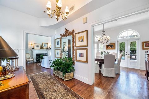 House in Coral Gables, Florida 5 bedrooms, 318.84 sq.m. № 1704092 - photo 9