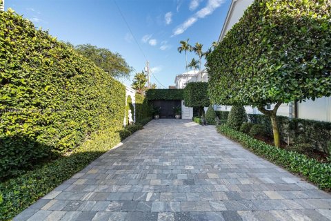 House in Coral Gables, Florida 5 bedrooms, 318.84 sq.m. № 1704092 - photo 3