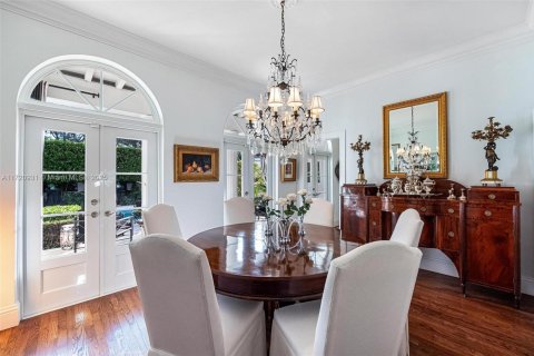 House in Coral Gables, Florida 5 bedrooms, 318.84 sq.m. № 1704092 - photo 11