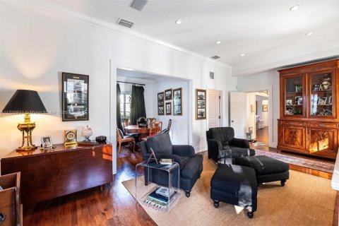House in Coral Gables, Florida 5 bedrooms, 318.84 sq.m. № 1704092 - photo 24