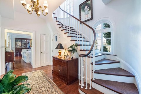 House in Coral Gables, Florida 5 bedrooms, 318.84 sq.m. № 1704092 - photo 8