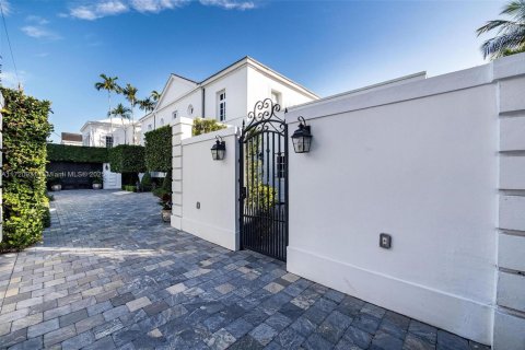 House in Coral Gables, Florida 5 bedrooms, 318.84 sq.m. № 1704092 - photo 2