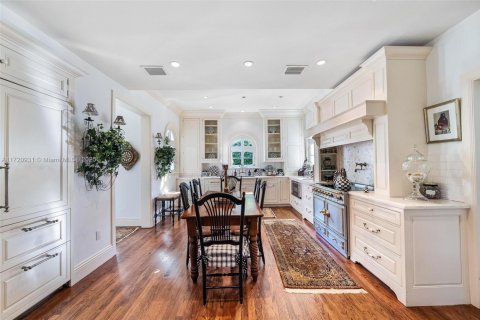 House in Coral Gables, Florida 5 bedrooms, 318.84 sq.m. № 1704092 - photo 19