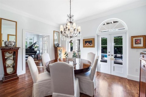 House in Coral Gables, Florida 5 bedrooms, 318.84 sq.m. № 1704092 - photo 12
