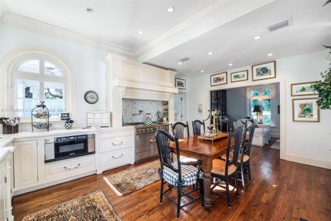 House in Coral Gables, Florida 5 bedrooms, 318.84 sq.m. № 1704092 - photo 18