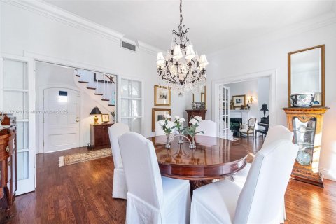 House in Coral Gables, Florida 5 bedrooms, 318.84 sq.m. № 1704092 - photo 10