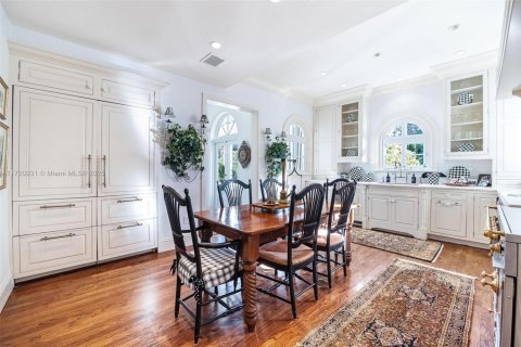 House in Coral Gables, Florida 5 bedrooms, 318.84 sq.m. № 1704092 - photo 15