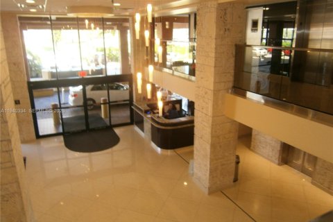 Condo in Sunny Isles Beach, Florida, 2 bedrooms  № 1998161 - photo 14