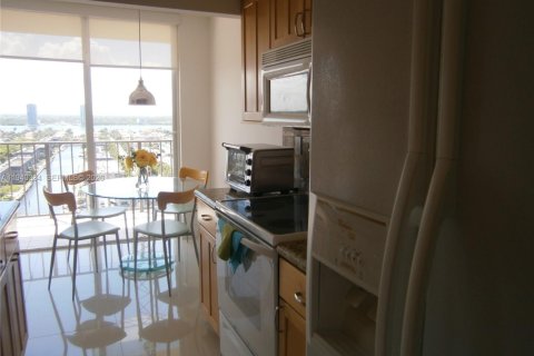 Condo in Sunny Isles Beach, Florida, 2 bedrooms  № 1998161 - photo 2
