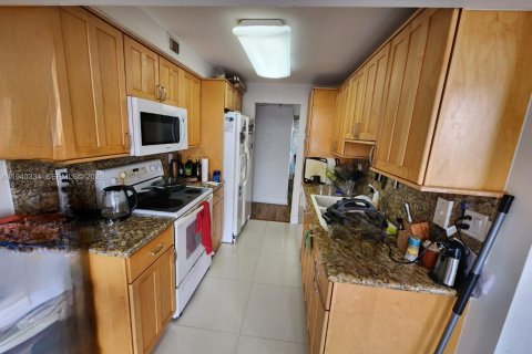 Condo in Sunny Isles Beach, Florida, 2 bedrooms  № 1998161 - photo 4