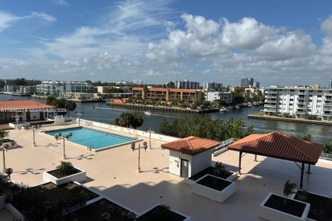 Condo in Sunny Isles Beach, Florida, 2 bedrooms  № 1998161 - photo 11