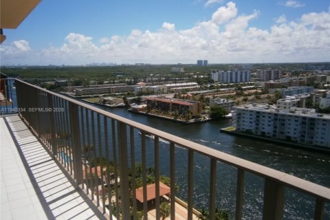 Condo in Sunny Isles Beach, Florida, 2 bedrooms  № 1998161 - photo 13