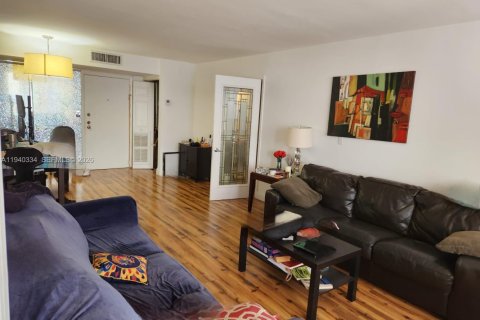 Condo in Sunny Isles Beach, Florida, 2 bedrooms  № 1998161 - photo 21