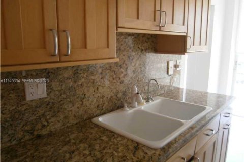 Condo in Sunny Isles Beach, Florida, 2 bedrooms  № 1998161 - photo 16