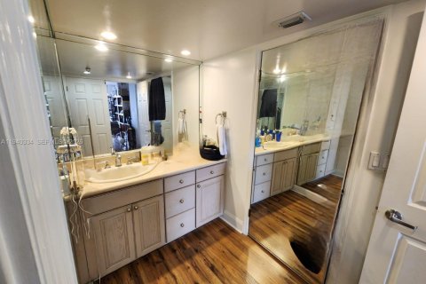 Condo in Sunny Isles Beach, Florida, 2 bedrooms  № 1998161 - photo 26