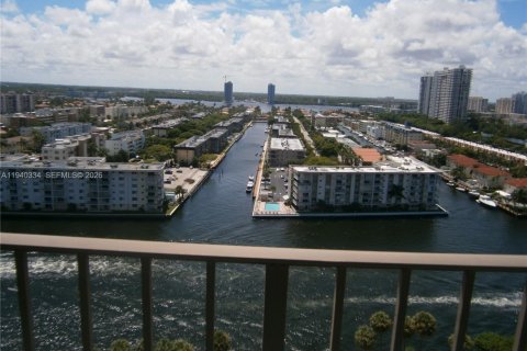Condo in Sunny Isles Beach, Florida, 2 bedrooms  № 1998161 - photo 15
