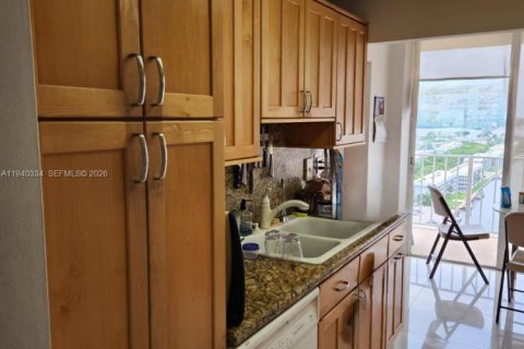 Condo in Sunny Isles Beach, Florida, 2 bedrooms  № 1998161 - photo 22