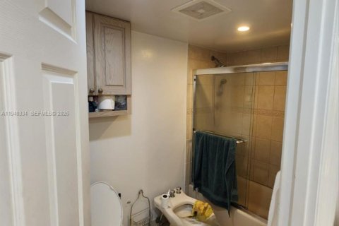 Condo in Sunny Isles Beach, Florida, 2 bedrooms  № 1998161 - photo 27