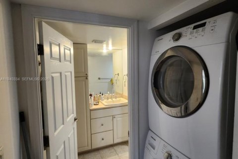 Condo in Sunny Isles Beach, Florida, 2 bedrooms  № 1998161 - photo 9