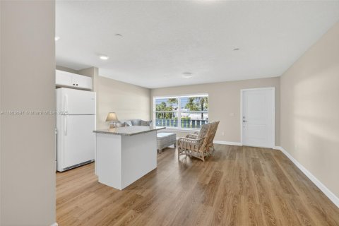 Condo in Stuart, Florida, 1 bedroom  № 1892686 - photo 2