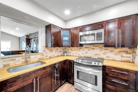 House in Tampa, Florida 3 bedrooms, 146.32 sq.m. № 1624896 - photo 17