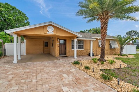 House in Tampa, Florida 3 bedrooms, 146.32 sq.m. № 1624896 - photo 1