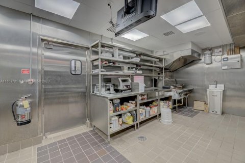 Купить коммерческую недвижимость в Майами, Флорида № 1984895 - фото 16