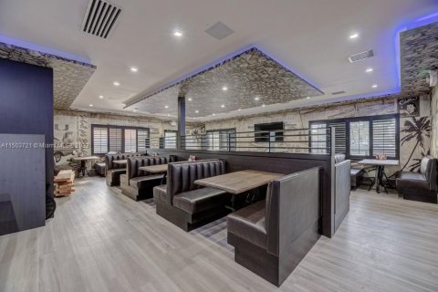 Купить коммерческую недвижимость в Майами, Флорида № 1984895 - фото 10