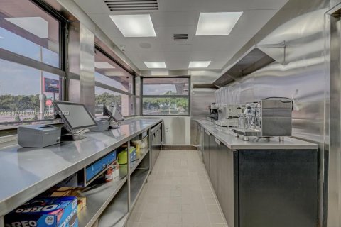 Купить коммерческую недвижимость в Майами, Флорида № 1984895 - фото 19