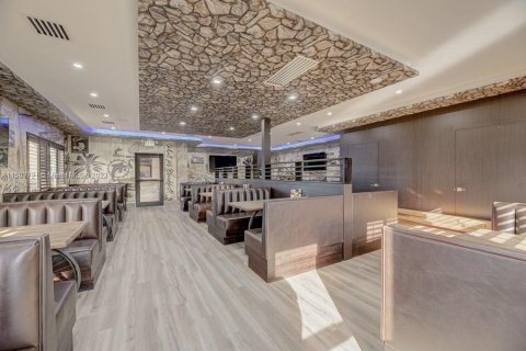 Купить коммерческую недвижимость в Майами, Флорида № 1984895 - фото 12