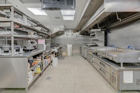 Купить коммерческую недвижимость в Майами, Флорида № 1984895 - фото 15