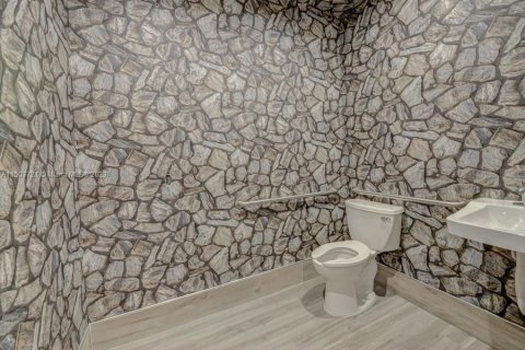 Купить коммерческую недвижимость в Майами, Флорида № 1984895 - фото 13