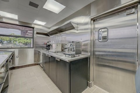 Купить коммерческую недвижимость в Майами, Флорида № 1984895 - фото 20