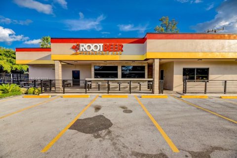 Купить коммерческую недвижимость в Майами, Флорида № 1984895 - фото 2