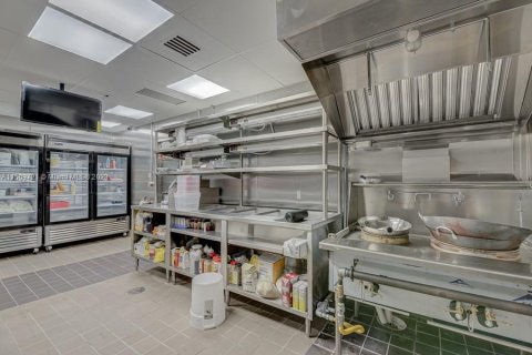 Купить коммерческую недвижимость в Майами, Флорида № 1984895 - фото 18