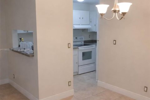 Apartamento en alquiler en Coral Springs, Florida, 2 dormitorios, 68.47 m2 № 2055623 - foto 3