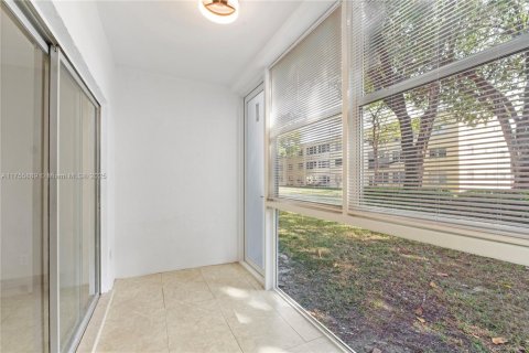 Condo in Hollywood, Florida, 1 bedroom  № 1731975 - photo 21