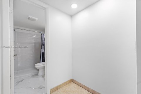 Condo in Hollywood, Florida, 1 bedroom  № 1731975 - photo 8