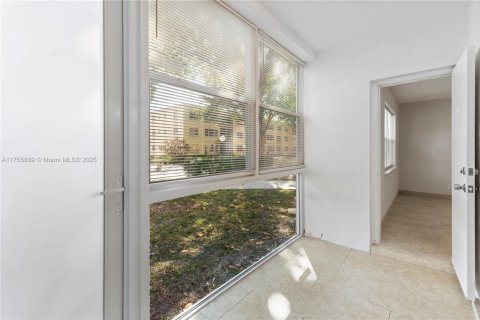 Condo in Hollywood, Florida, 1 bedroom  № 1731975 - photo 22
