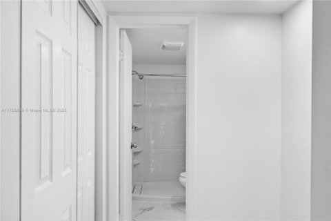 Condo in Hollywood, Florida, 1 bedroom  № 1731975 - photo 10