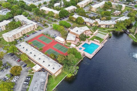 Condo in Hollywood, Florida, 1 bedroom  № 1731975 - photo 1