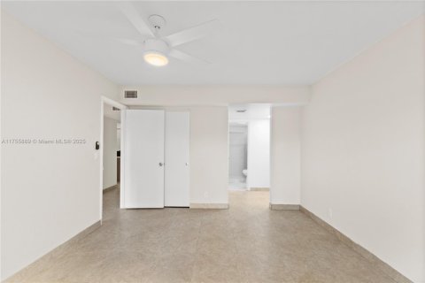 Condo in Hollywood, Florida, 1 bedroom  № 1731975 - photo 6