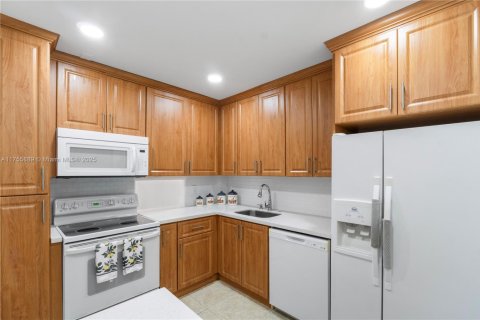 Condo in Hollywood, Florida, 1 bedroom  № 1731975 - photo 14