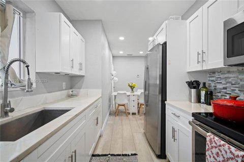 Снять в аренду виллу или дом в Норт-Майами-Бич, Флорида 4 спальни, 98.01м2, № 1988712 - фото 14