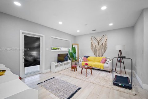 Снять в аренду виллу или дом в Норт-Майами-Бич, Флорида 4 спальни, 98.01м2, № 1988712 - фото 9