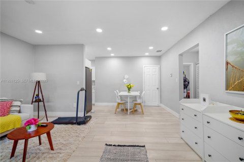 Снять в аренду виллу или дом в Норт-Майами-Бич, Флорида 4 спальни, 98.01м2, № 1988712 - фото 7