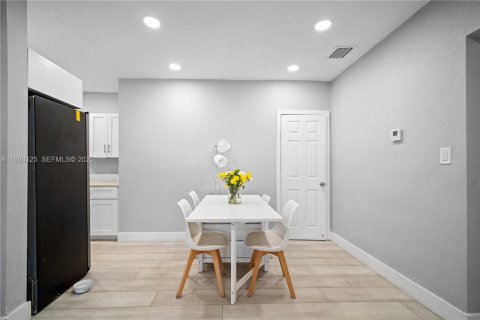 Снять в аренду виллу или дом в Норт-Майами-Бич, Флорида 4 спальни, 98.01м2, № 1988712 - фото 12