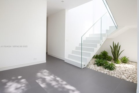 Casa en venta en Miami, Florida, 3 dormitorios, 292.18 m2 № 1982464 - foto 5