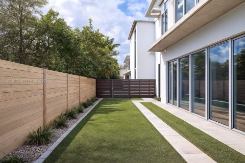 Casa en venta en Miami, Florida, 3 dormitorios, 292.18 m2 № 1982464 - foto 4